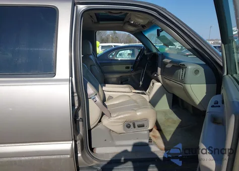 2001 Chevrolet Suburban 1500 Lt z USA, uszkodzony, nr VIN 3GNFK16T81G161728